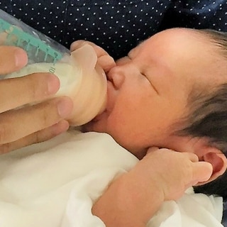 【新生児期】授乳の間隔や回数、母乳とミルクでどう違うの？